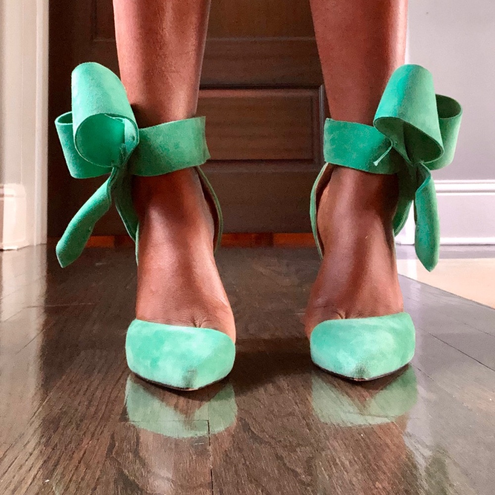 Green Suede bow pumps by Aminah Abdul Jillil